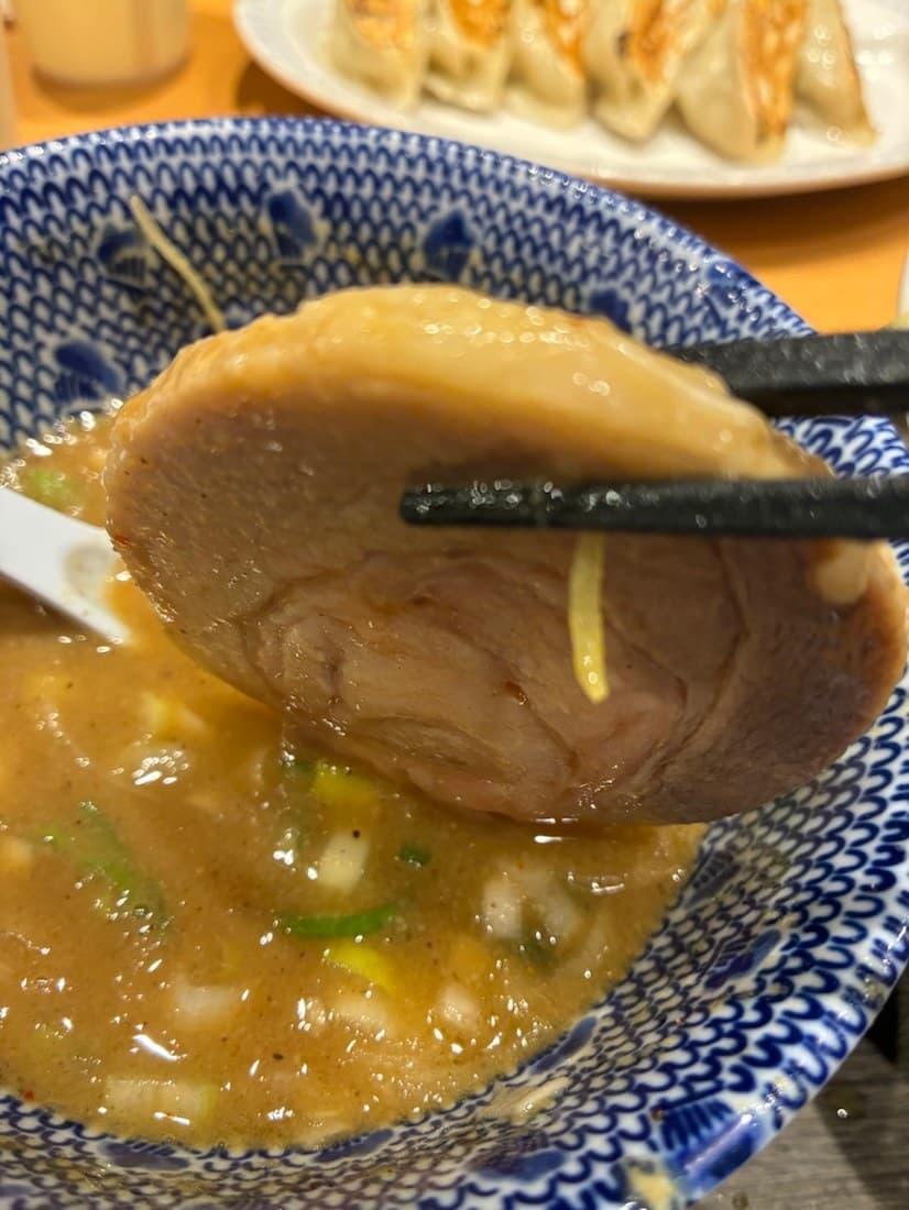 つけ汁のチャーシューを箸で持ち上げたところ