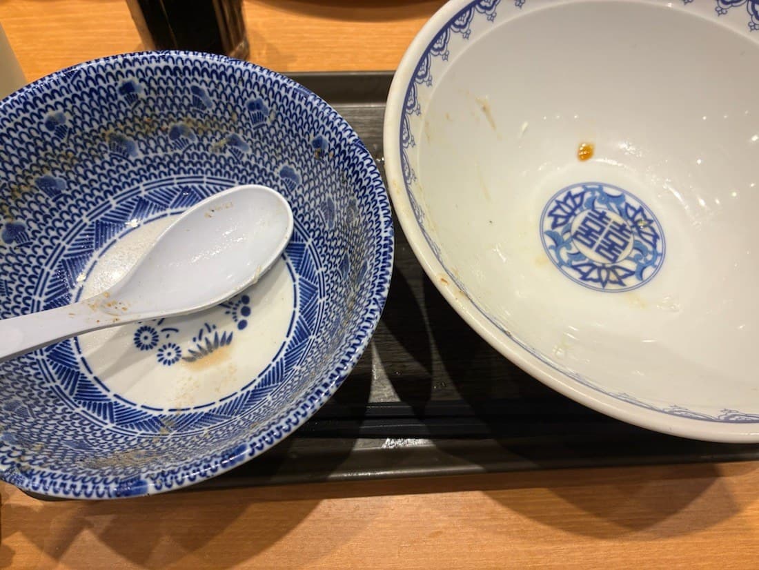 食べ終えた麺の器と、スープ割りまで飲み干したつけ汁の器