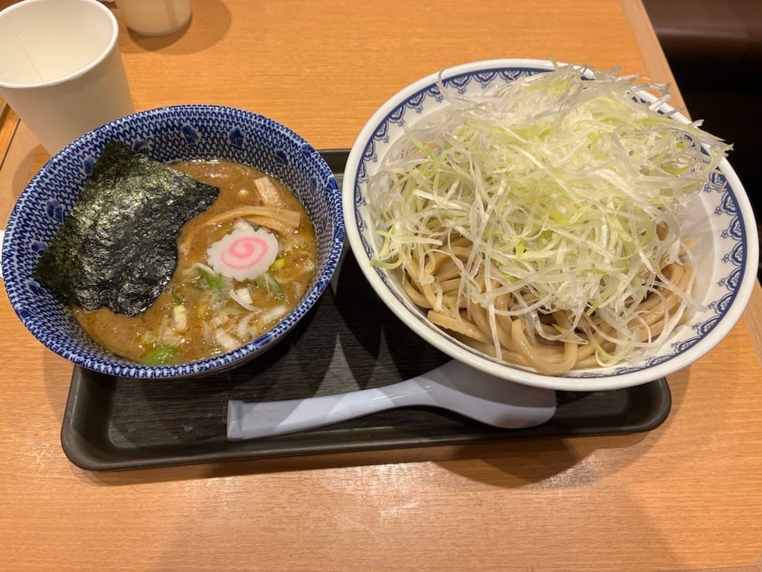 今回注文したネギつけめん大。たっぷりの白髪ねぎがのった麺とつけ汁