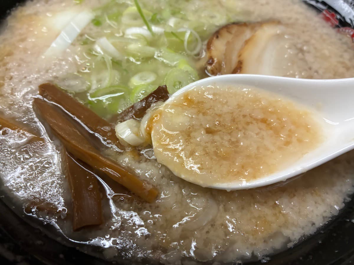 レンゲですくったラーメン表面の背脂