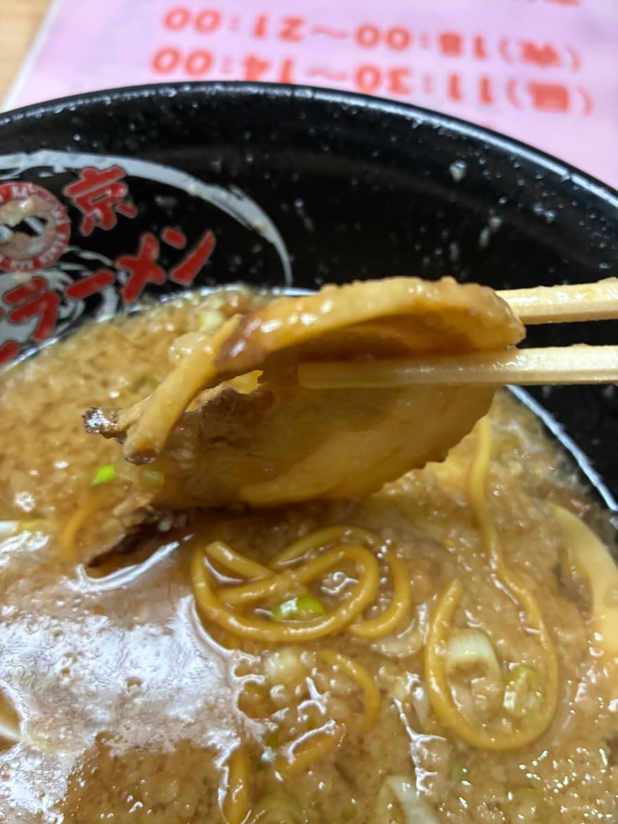 箸で持ち上げたチャーシュー