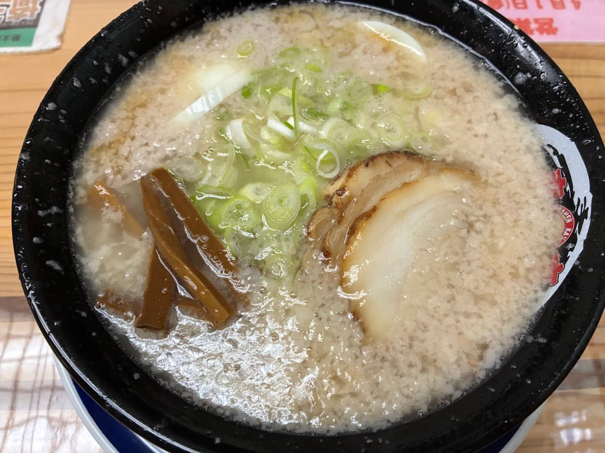 背脂が表面を覆う、じょっぱりのラーメン