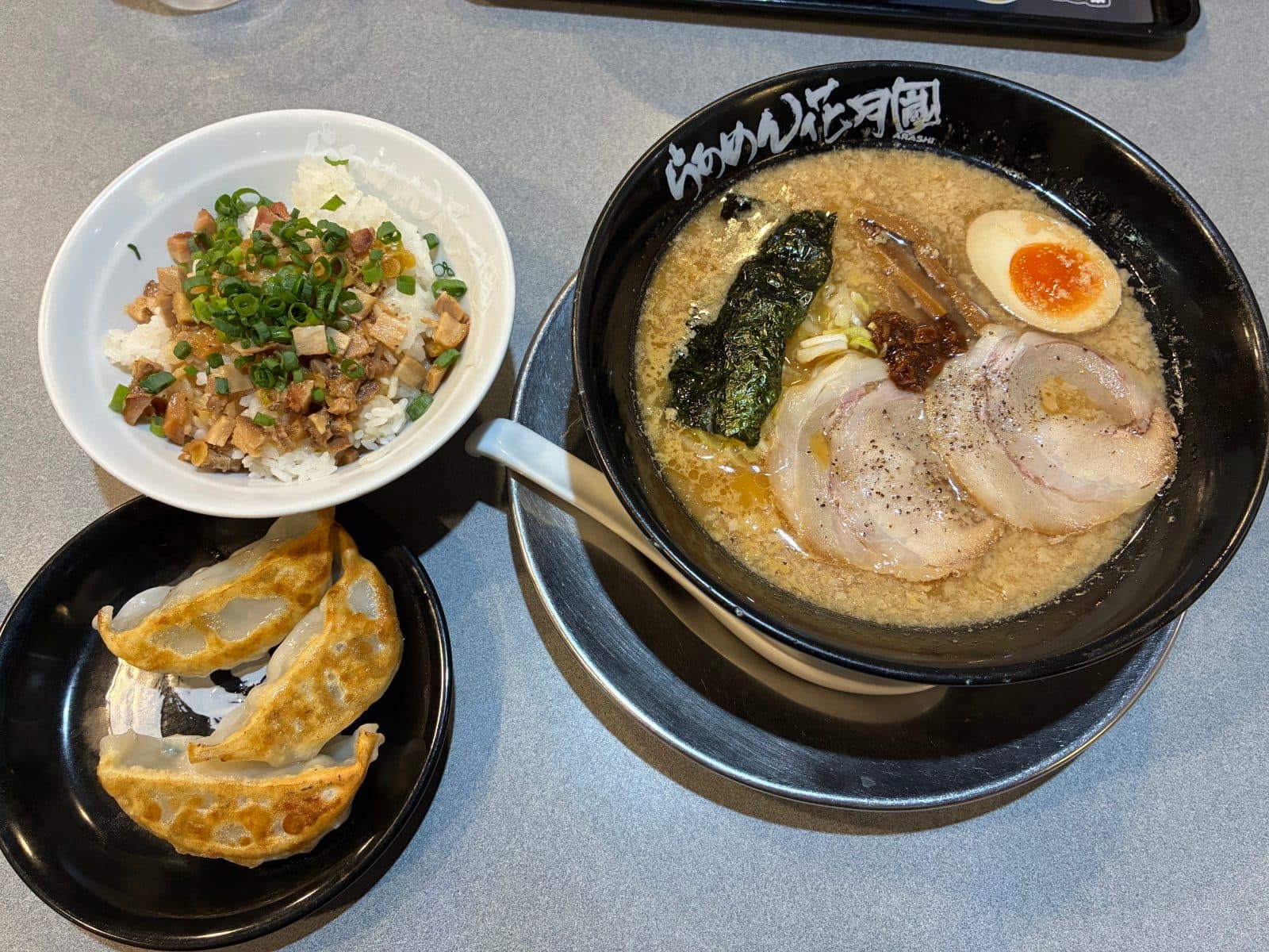 嵐げんこつらあめん（中太麺）と、ぶためしセットの餃子・ぶためし